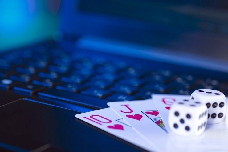 Tampilan meja European Roulette langsung dengan dealer dan roda di platform gen77